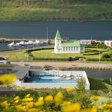 The swimming pool and the church in Suðureyri