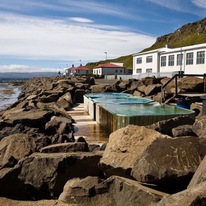 Heitir pottar í fjörunni á Drangsnesi