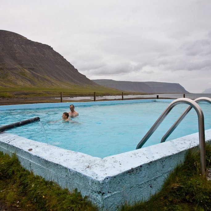 Þessa laug er að finna í Reykjarfirði í Arnarfirði