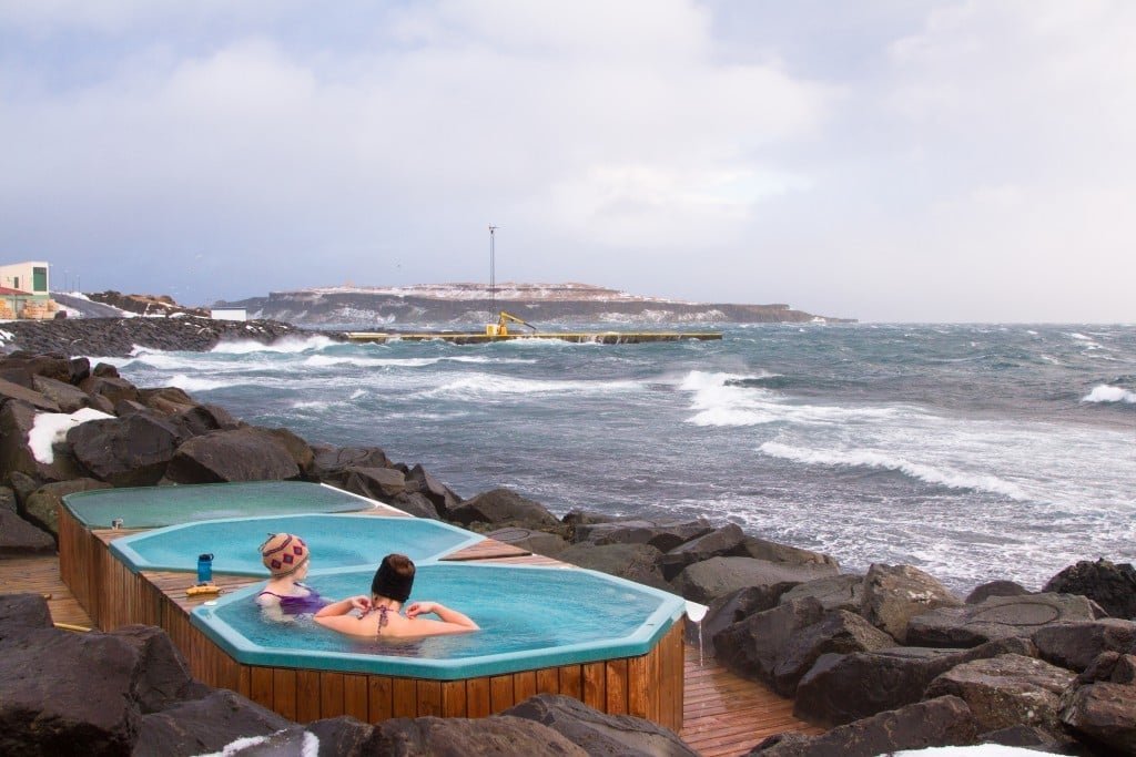 the hot tubs on the coastline in Drangsnes